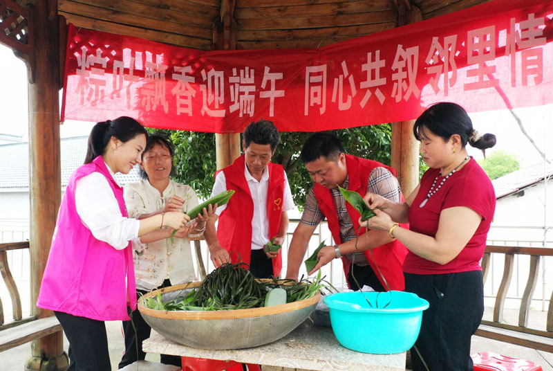 5月25日，在江西省撫州市東鄉(xiāng)區(qū)鄧家鄉(xiāng)軍嶺村，當?shù)攸h員與進賢縣下埠集鎮(zhèn)秧塘村黨員聯(lián)合開展“粽葉飄香迎端午 同心共敘鄰里情”活動。